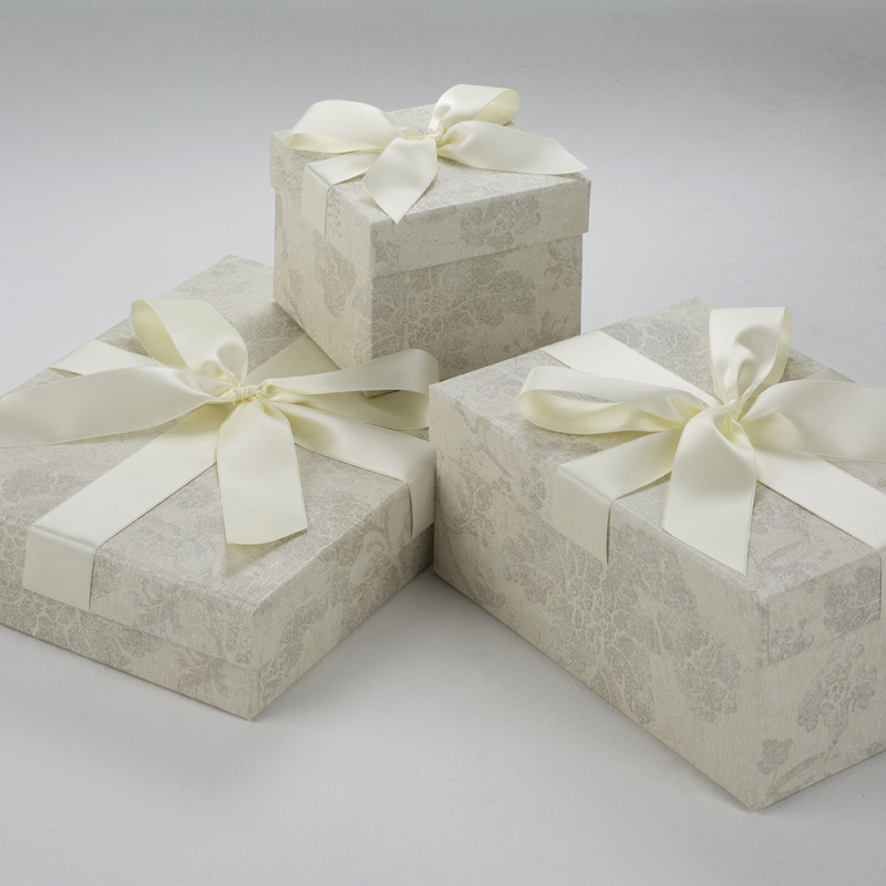 Die Accessoires-Boxen Platinum Flowers sind ideal zur Aufbewahrung Ihrer Hochzeits-Accessoires.